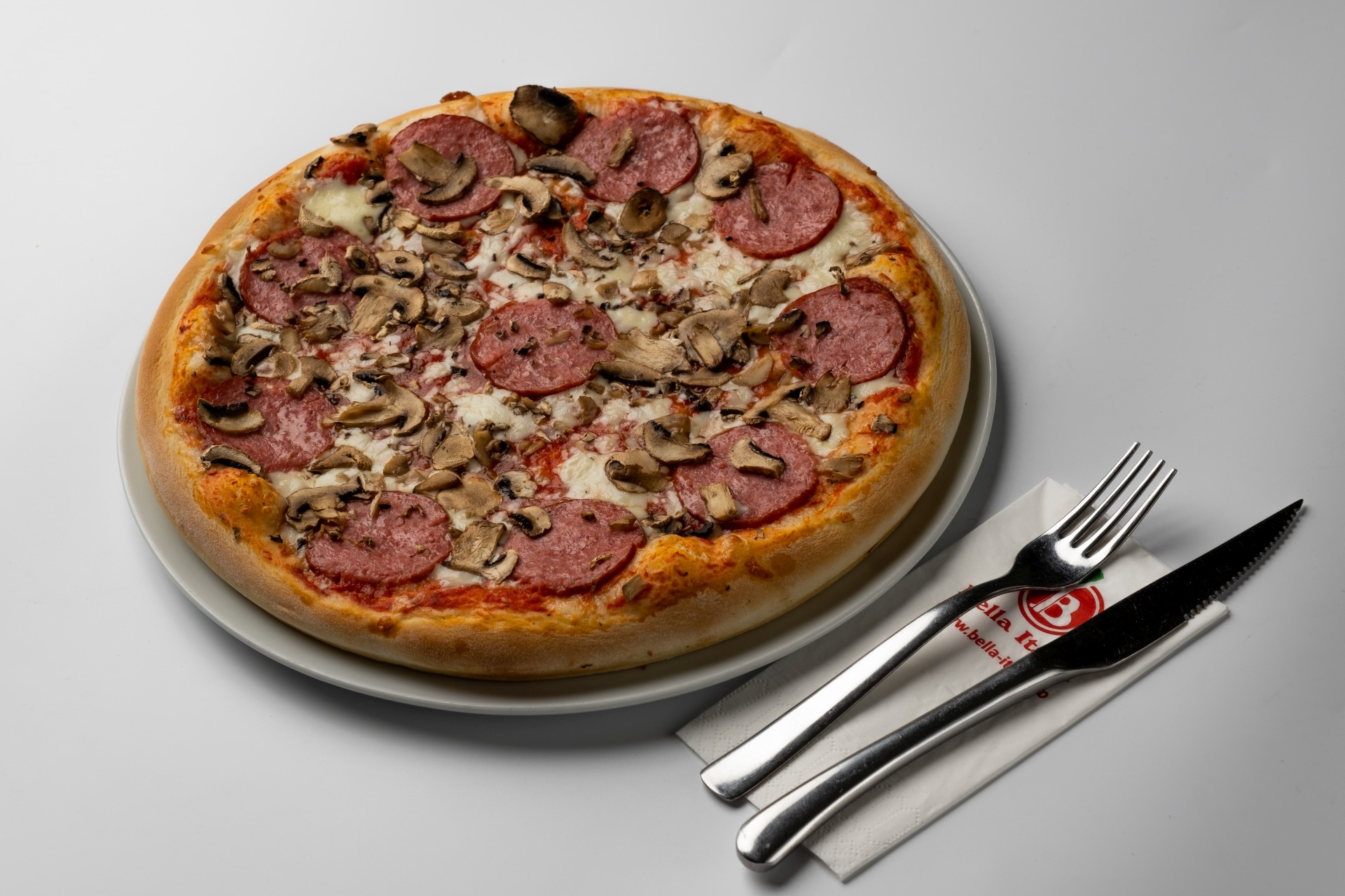 Pizza salame e funghi Classico
