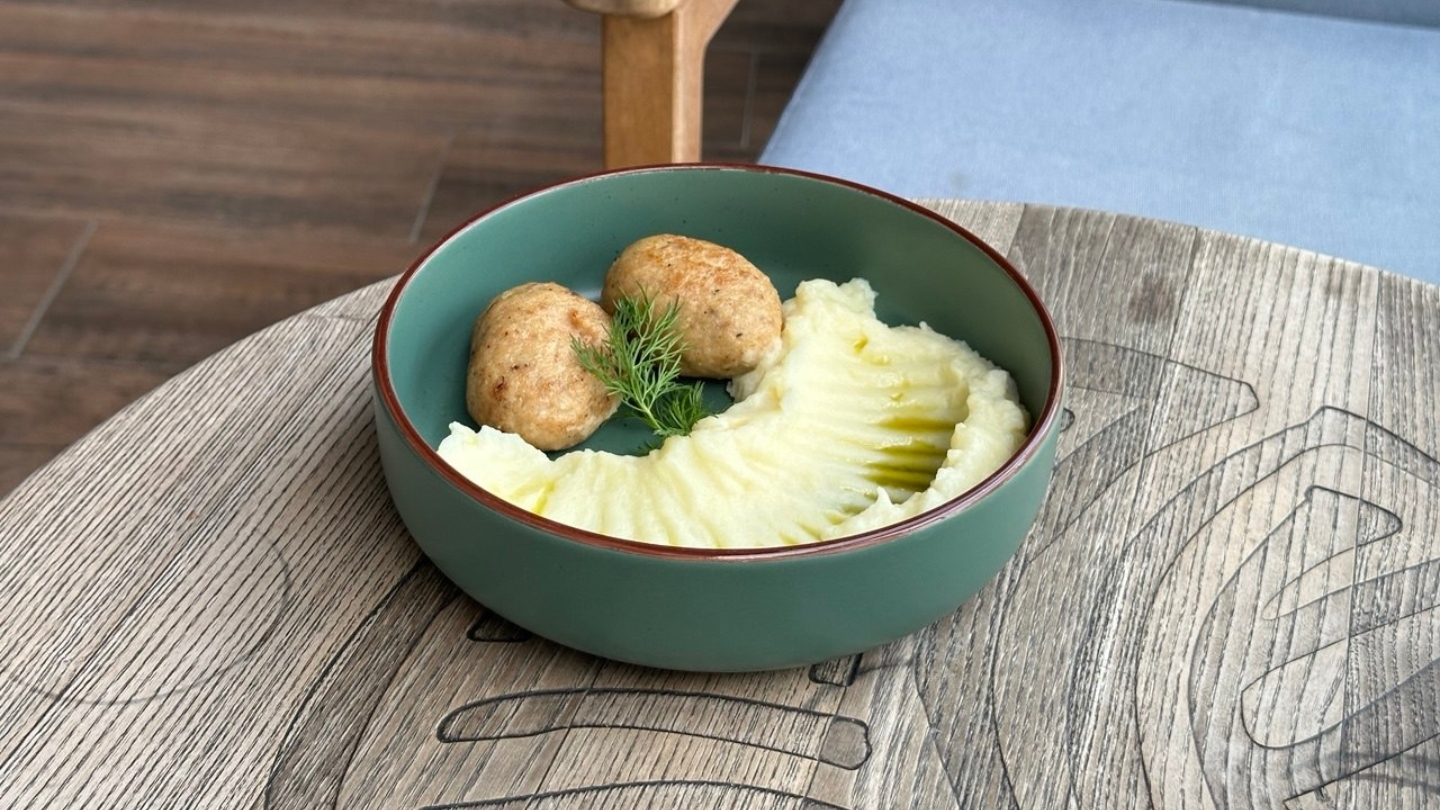 CHICKEN CUTLETS WITH POTATO PUREE
