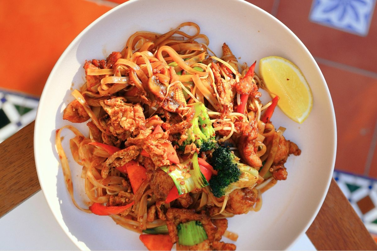 Pad See Ew / Stir Fried Soy Sauce Noodles (E)