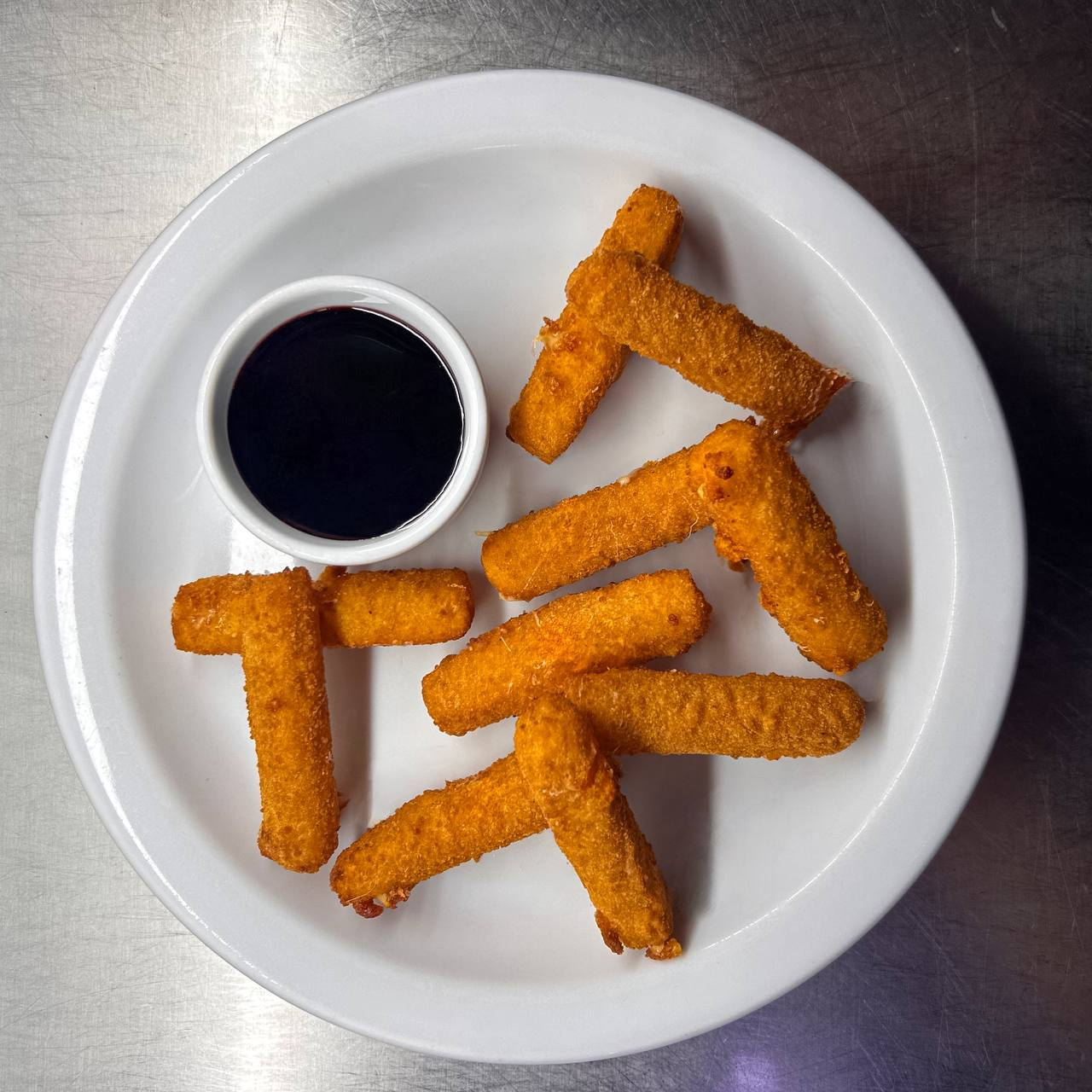 Cheese sticks with cranberry sauce / Сирні палички з журавлиновим соусом 170/50