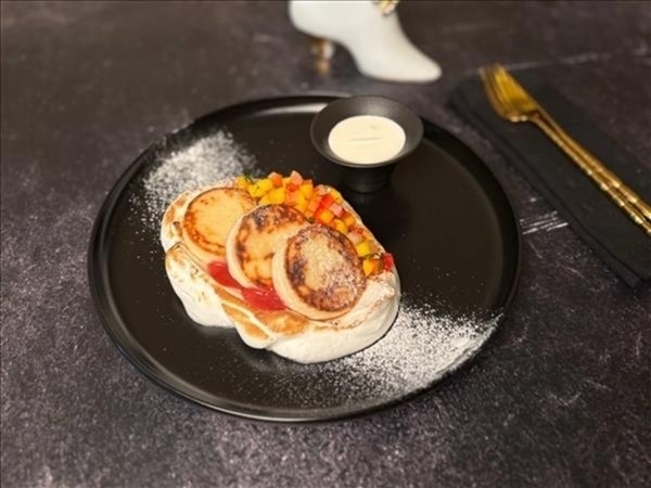 СИРНИКИ З МЕРЕНГОЮ ТА МАЛИНОВИМ СОУСОМ